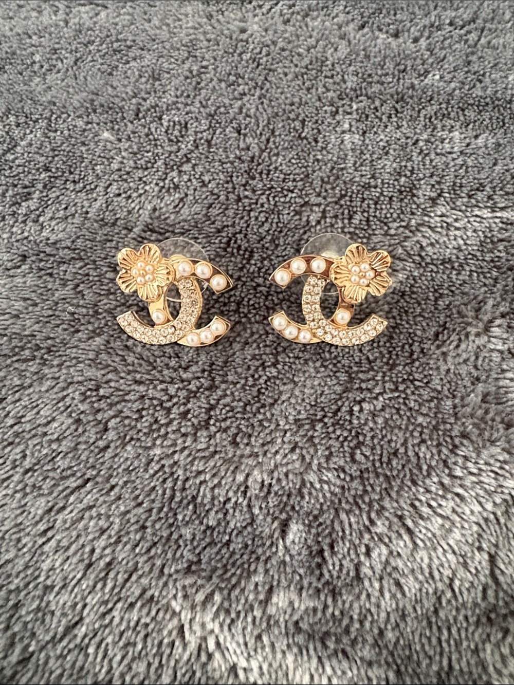 Gold pearl earrings